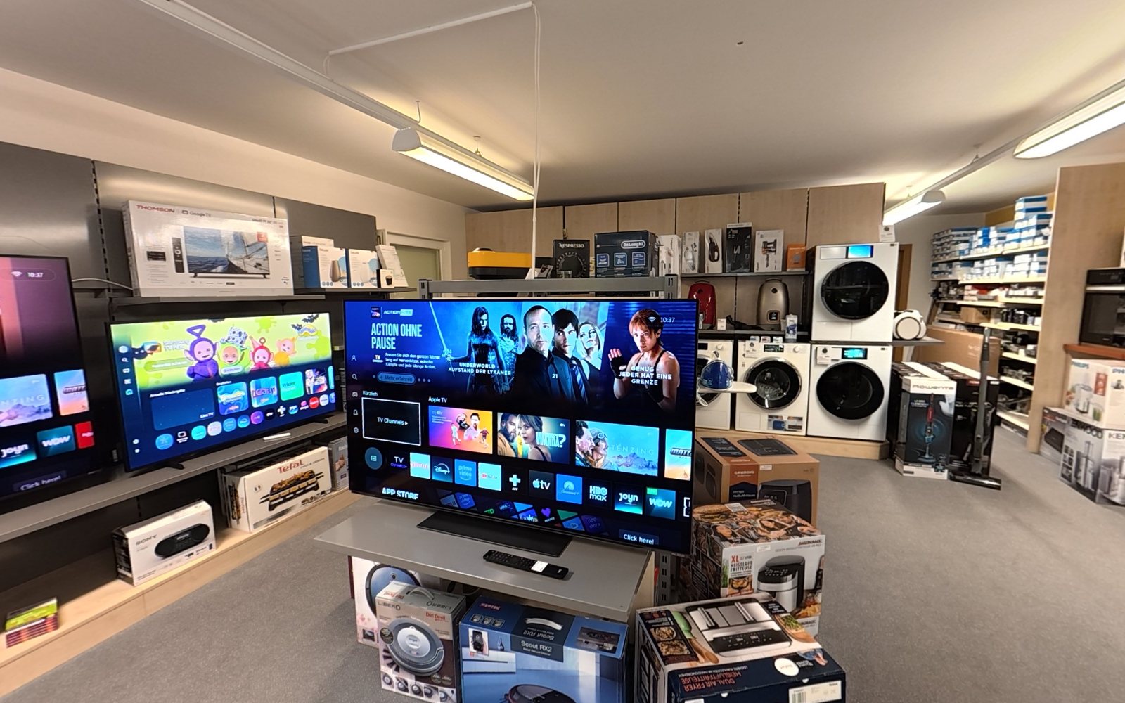 Blick in den Schauraum mit Fernsehern, Waschmaschinen und Haushaltsgeräten